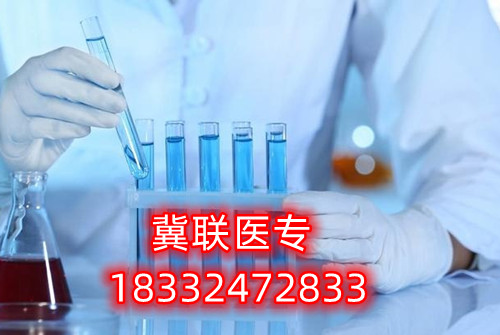 對于很多想要通過河北單招考試升學的家長和學生，往往感到為難的就是如何選擇大類方向。石家莊冀聯(lián)醫(yī)學中專學校單招升學熱門專業(yè)及院校推薦  石家莊冀聯(lián)醫(yī)學中專學校單招升學熱門專業(yè)及院校推薦  一方面是對大類招生政策的不了解，另一方面是感覺孩子太小，還不定性，盲目選擇怕將來孩子后悔。    考試七類是家長們眼中的熱門大類，護理是人氣最高的專業(yè)，優(yōu)秀院校：滄州醫(yī)學高等專科學校。下面于老師給大家介紹一下第七類醫(yī)藥衛(wèi)生(臨床醫(yī)學類專業(yè)除外)等所涉及專業(yè)。    單招考試第七類醫(yī)學類考試第七類：    醫(yī)藥衛(wèi)生(臨床醫(yī)學類專業(yè)除外)等所涉及專業(yè)    科目：語文150分+數學150分+化學100分+職業(yè)適應性測試350分（1、我國當前醫(yī)藥衛(wèi)生行業(yè)的特點和發(fā)展方向、醫(yī)藥衛(wèi)生行業(yè)的特點和工作內容常識;2、生活中常見的基本疾病預防知識和疫情防控知識;3、國際、全國疾病防控宣傳日相關知識;4、醫(yī)學專業(yè)相關的社會人文常識。）    牽頭院校：滄州醫(yī)學高等?？茖W校    推薦院校：河北化工醫(yī)藥職業(yè)技術學院、滄州醫(yī)學高等?？茖W校、邢臺健康醫(yī)學院、承德護理職業(yè)學院、廊坊衛(wèi)生職業(yè)學院、唐山職業(yè)技術學院、河北女子職業(yè)技術學院    熱門專業(yè)：護理、醫(yī)學檢驗技術、醫(yī)學影像技術、助產、口腔醫(yī)學技術、心理咨詢、眼視光技術、藥學    2023年河北單招考試人數：約25300人    錄取率：58.47%    公辦錄取率：17.50%    大類解讀：熱門大類，男女生都可以報考，文理不限，專業(yè)技術性不強。      第七大類職業(yè)適應性測試具體考試內容：    1、我國當前醫(yī)藥衛(wèi)生行業(yè)的特點和發(fā)展方向、醫(yī)藥衛(wèi)生行業(yè)的特點和工作內容常識；    2、生物醫(yī)學基礎知識；    3、生活中常見的基本疾病預防知識和疫情防控知識；    4、國際、全國疾病防控宣傳日相關知識；    5、醫(yī)學專業(yè)相關的社會人文常識。      一、護理    就業(yè)方向：主要面向各級各類醫(yī)療衛(wèi)生系統(tǒng)和社區(qū)衛(wèi)生服務機構，從事臨床護理、健康保健工作，就業(yè)度好。    二、醫(yī)學檢驗技術    就業(yè)方向：主要面向各級醫(yī)院檢驗科、血庫，各級疾病預防控制中心、血站、檢驗檢疫、計劃生育服務等機構，以及各種獨立實驗室、醫(yī)學生物試劑生產經營企業(yè)，從事醫(yī)學檢驗等工作。    三、醫(yī)學影像技術    就業(yè)方向：主要面向各級醫(yī)療衛(wèi)生機構及體檢中心等部門從事醫(yī)學影像工作。    四、助產    就業(yè)方向：主要面向各級綜合性醫(yī)院和婦幼保健院（所）、婦幼保健管理機構 ，以及孕婦學校、親子活動中心和月嫂培訓中心等社區(qū)婦幼保健機構組織，從事助產、臨床護理、計劃生育和婦幼保健管理及服務等工作。  五、口腔醫(yī)學技術    就業(yè)方向：方向一∶口腔治療技術方向 主要面向各級口腔醫(yī)療機構及口腔醫(yī)療相關機構，在醫(yī)師助手、口腔咨詢等崗位群，從事口腔常見病和多發(fā)病的輔助治療與服務等工作。    方向二∶口腔修復工藝方向 主要面向口腔修復制作行業(yè)各級義齒加工企業(yè)、醫(yī)療機構口腔技工室及口腔醫(yī)療相關機構，在口腔修復、技術管理等崗位群，從事口腔修復體制作、技術管理與服務等工作。  石家莊冀聯(lián)醫(yī)學中等專業(yè)學校電話：0311-87368833； 18332472833（同微信）  石家莊冀聯(lián)醫(yī)學中專學?？焓痔枺簐18332472833